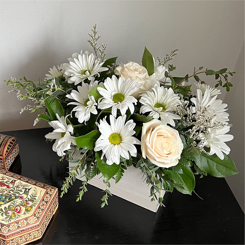 Fresh Linen Box Bouquet – LESLIE'S FLOWERS & PARTY SUPPLIES, Howell NJ