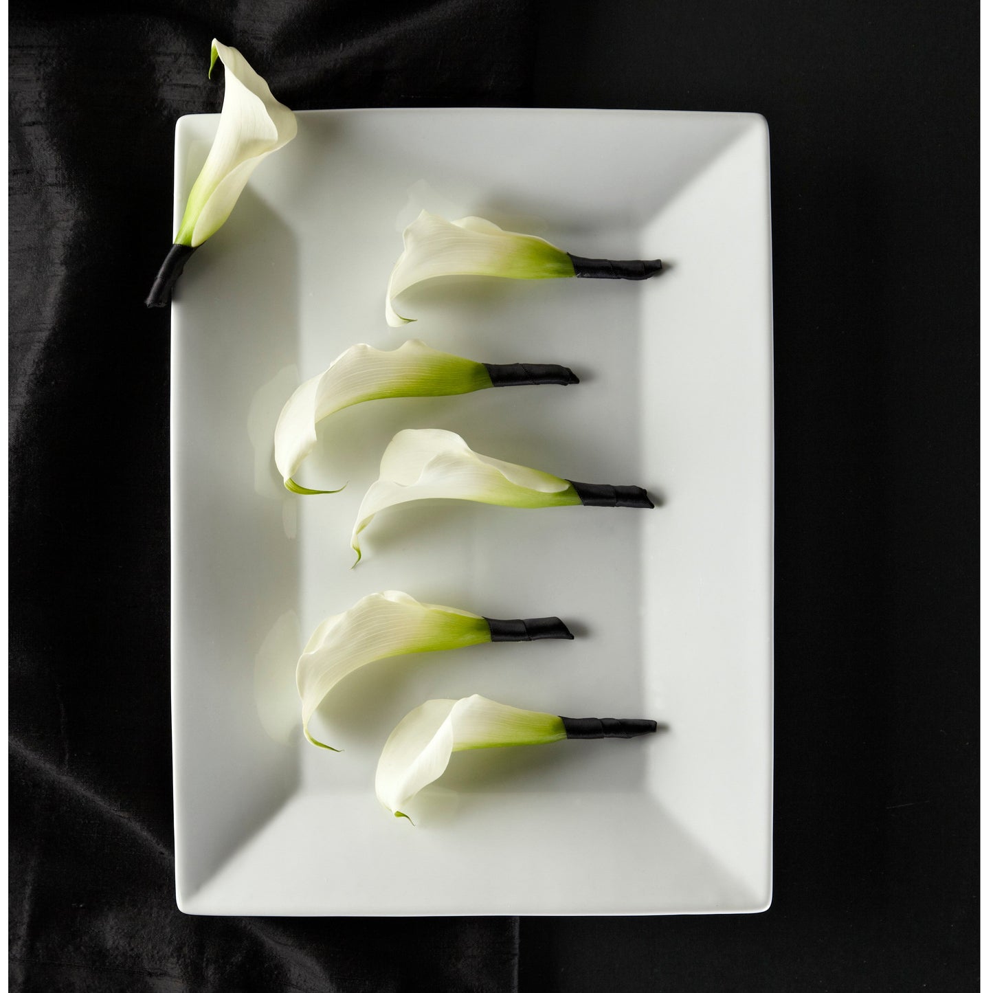 Calla Lily Promise Boutonniere – LESLIE'S FLOWERS & PARTY SUPPLIES, Howell NJ