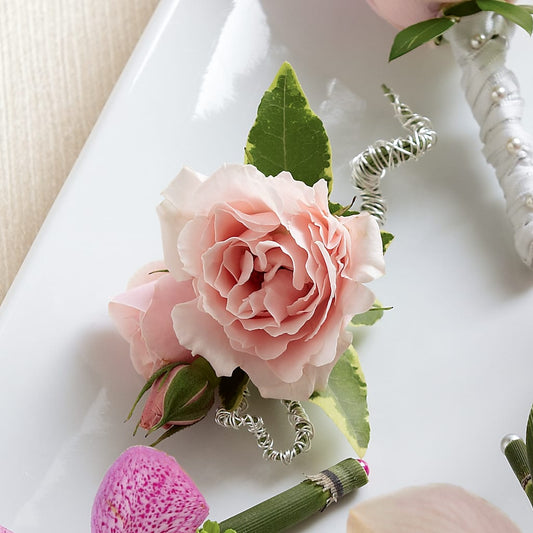 Pink Spray Rose Boutonniere – LESLIE'S FLOWERS & PARTY SUPPLIES, Howell NJ