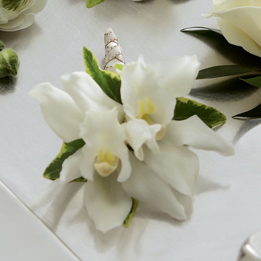 White Mini Cymbidium Boutonniere – LESLIE'S FLOWERS & PARTY SUPPLIES, Howell NJ